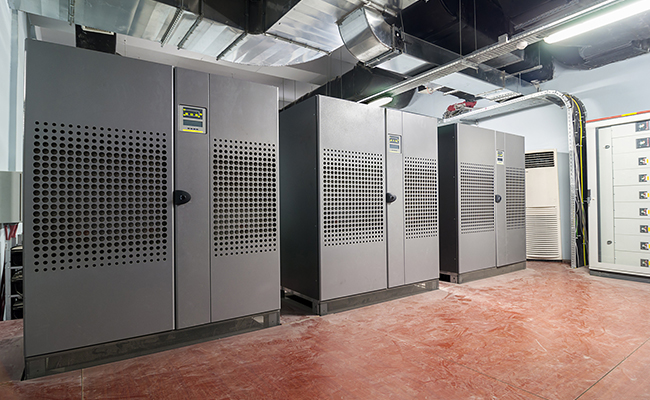 数据中心“心脏”的守护：如何科学进行UPS电源的日常保养？
