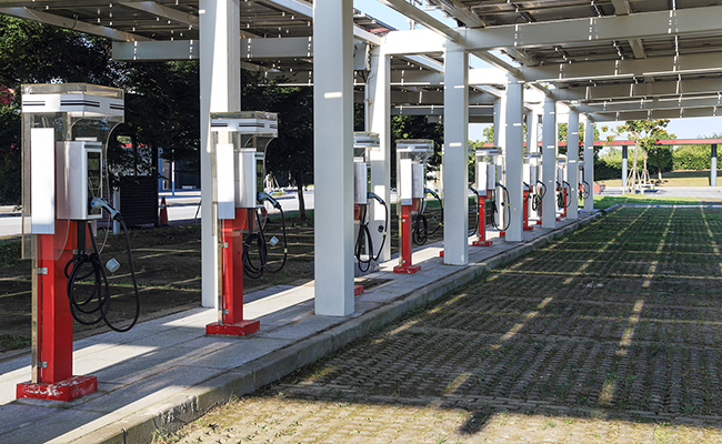 直流充电桩 vs 交流充电桩：充电站选型的经济账与技术账